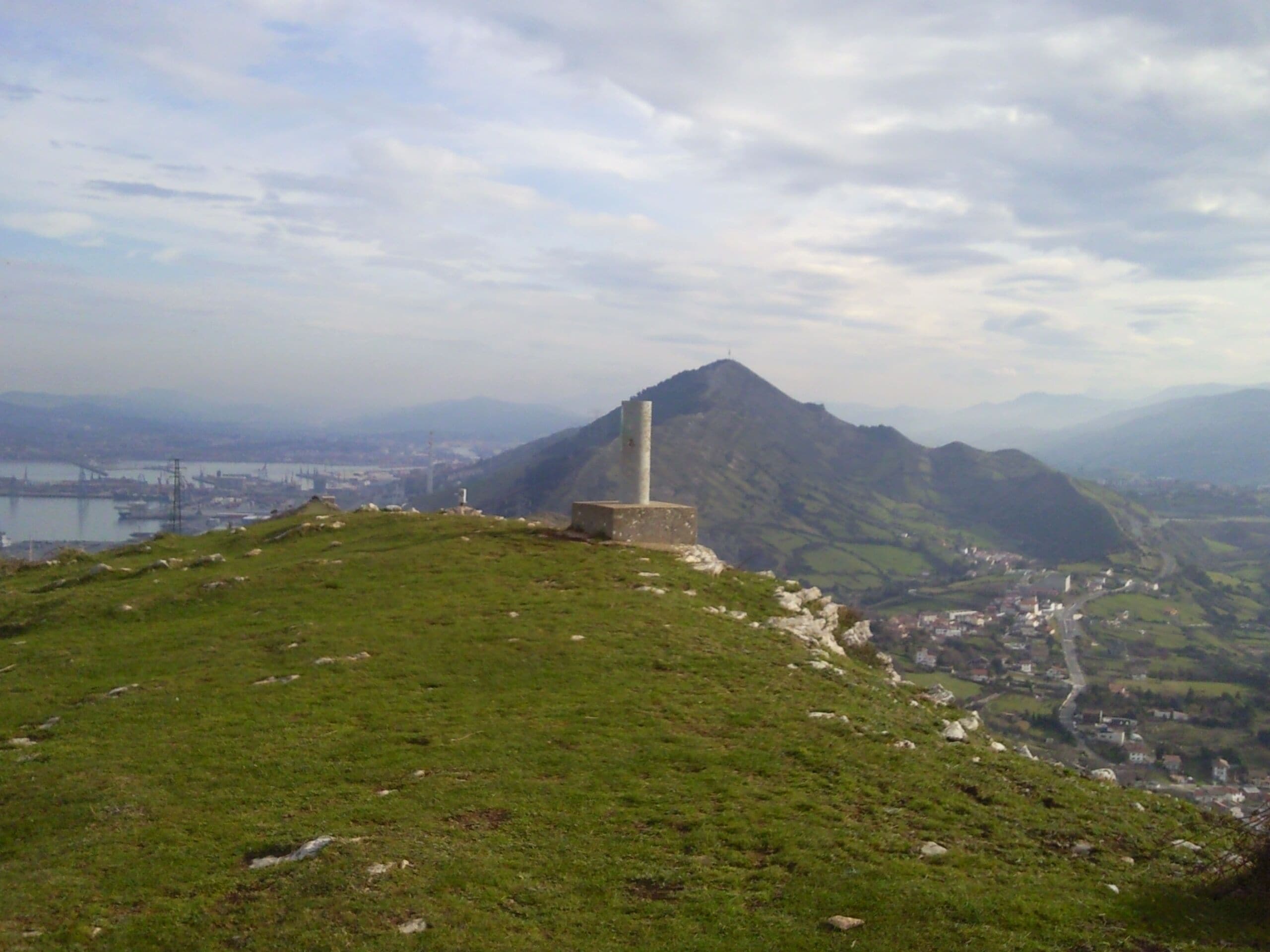 Mojón de Punta Lucero con Serantes de fondo