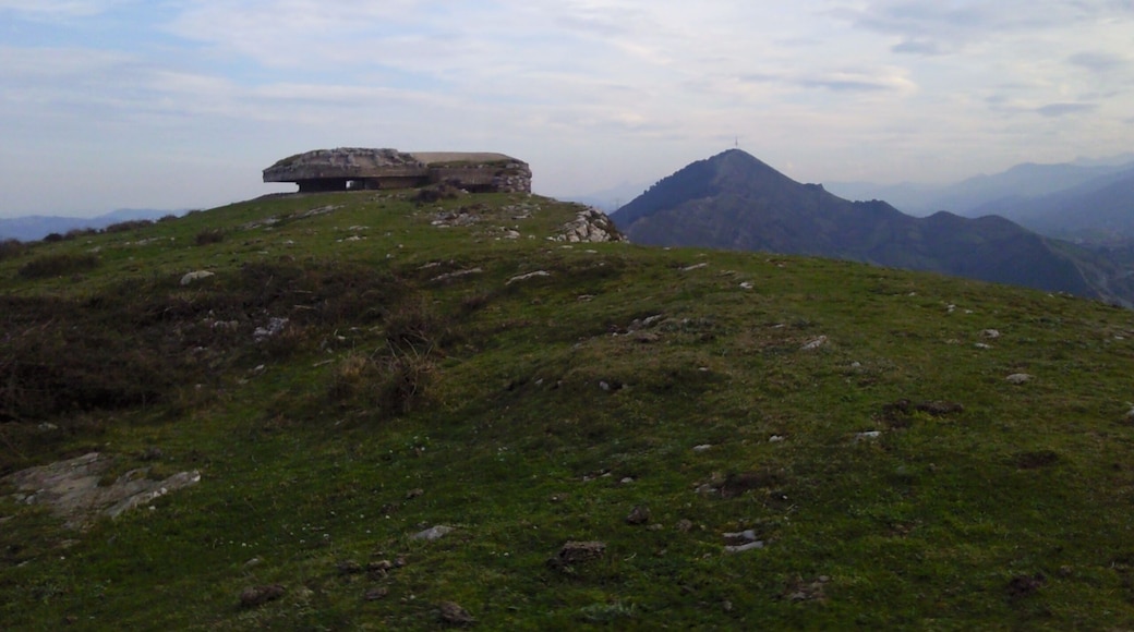 Punta Lucero con Serantes de fondo