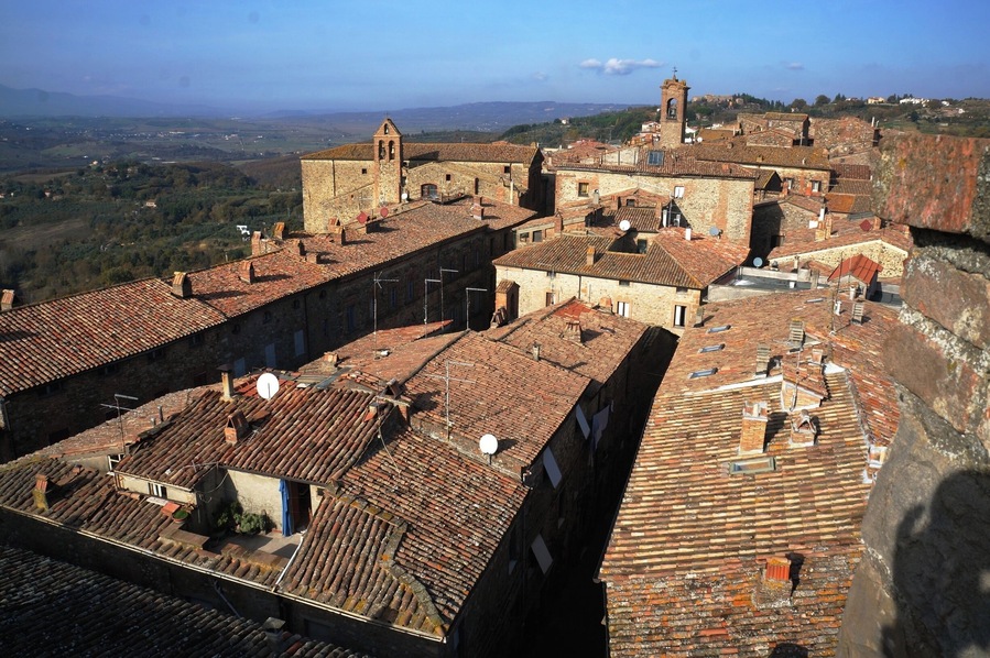 Cute little hill town, head up the Rocca (check for opening hours) for a great view of the town and surrounding hills. This town is known for pottery and the best potter is located at the entrance of the town, look for a such that says Fattorini on the left side (coming from Orvieto) as you head into town. http://www.acooknotmad.com/2015/01/olio-di-vino.html #ficulle #umbria #italy #europe #roadtrip
