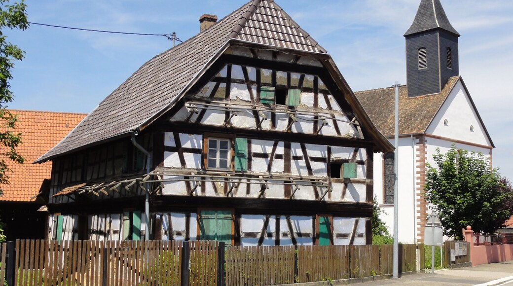 This building is indexed in the Base Mérimée, a database of architectural heritage maintained by the French Ministry of Culture, under the reference IA00123736 .