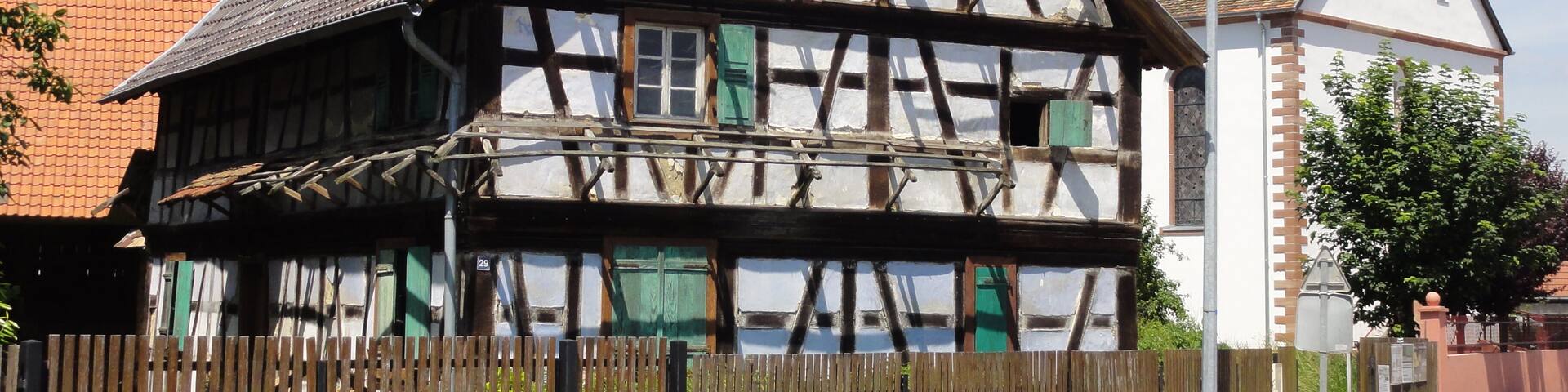 This building is indexed in the Base Mérimée, a database of architectural heritage maintained by the French Ministry of Culture, under the reference IA00123736 .