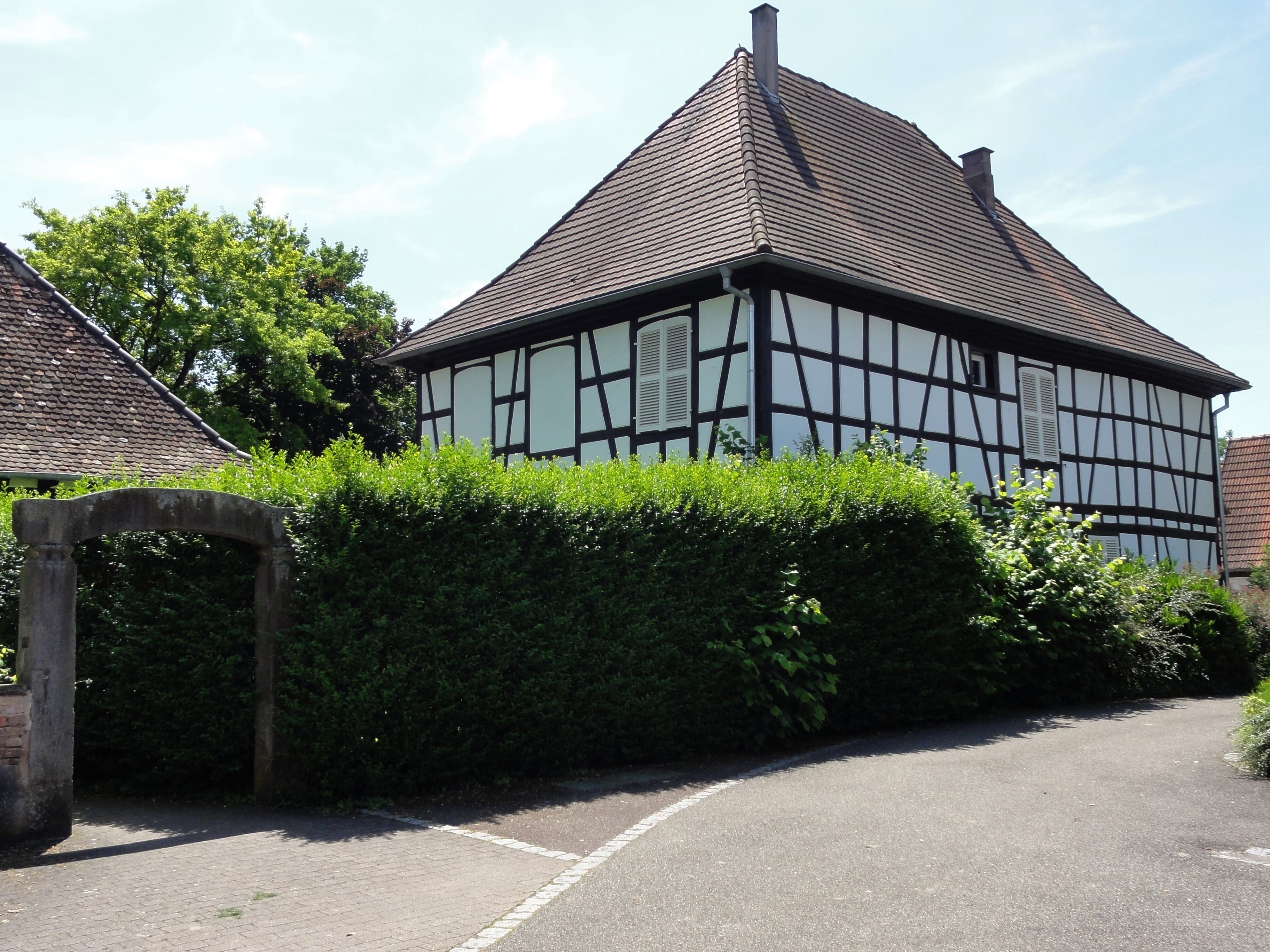 This building is indexed in the Base Mérimée, a database of architectural heritage maintained by the French Ministry of Culture, under the reference IA00123727 .