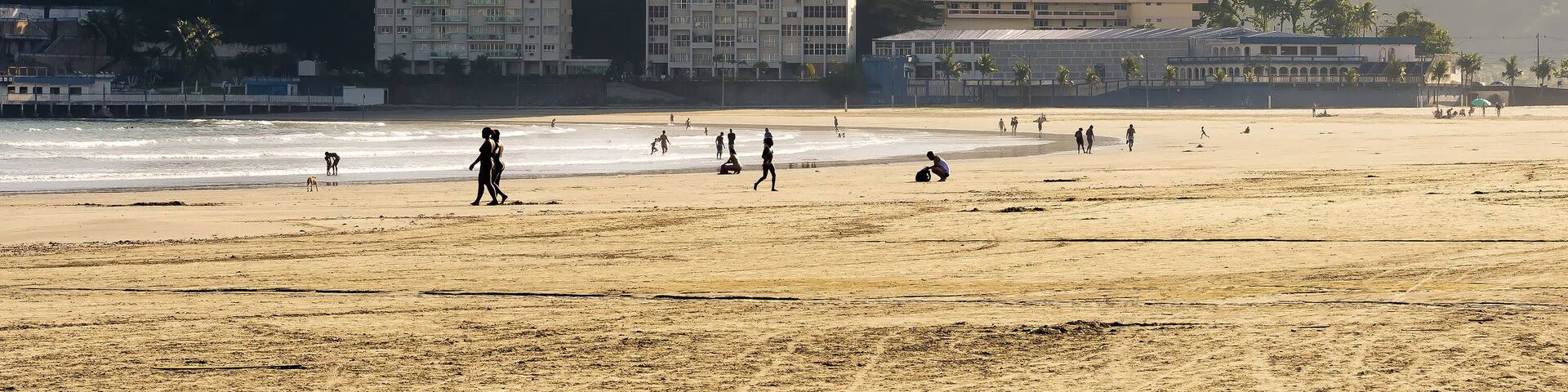 Praia do Itararé beach and Porchat island
