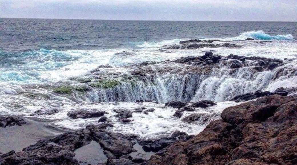 A very spectacular place. Mother Nature making a big show with the swell in and out, filling and empties the big hole in less than a minute. #hiking