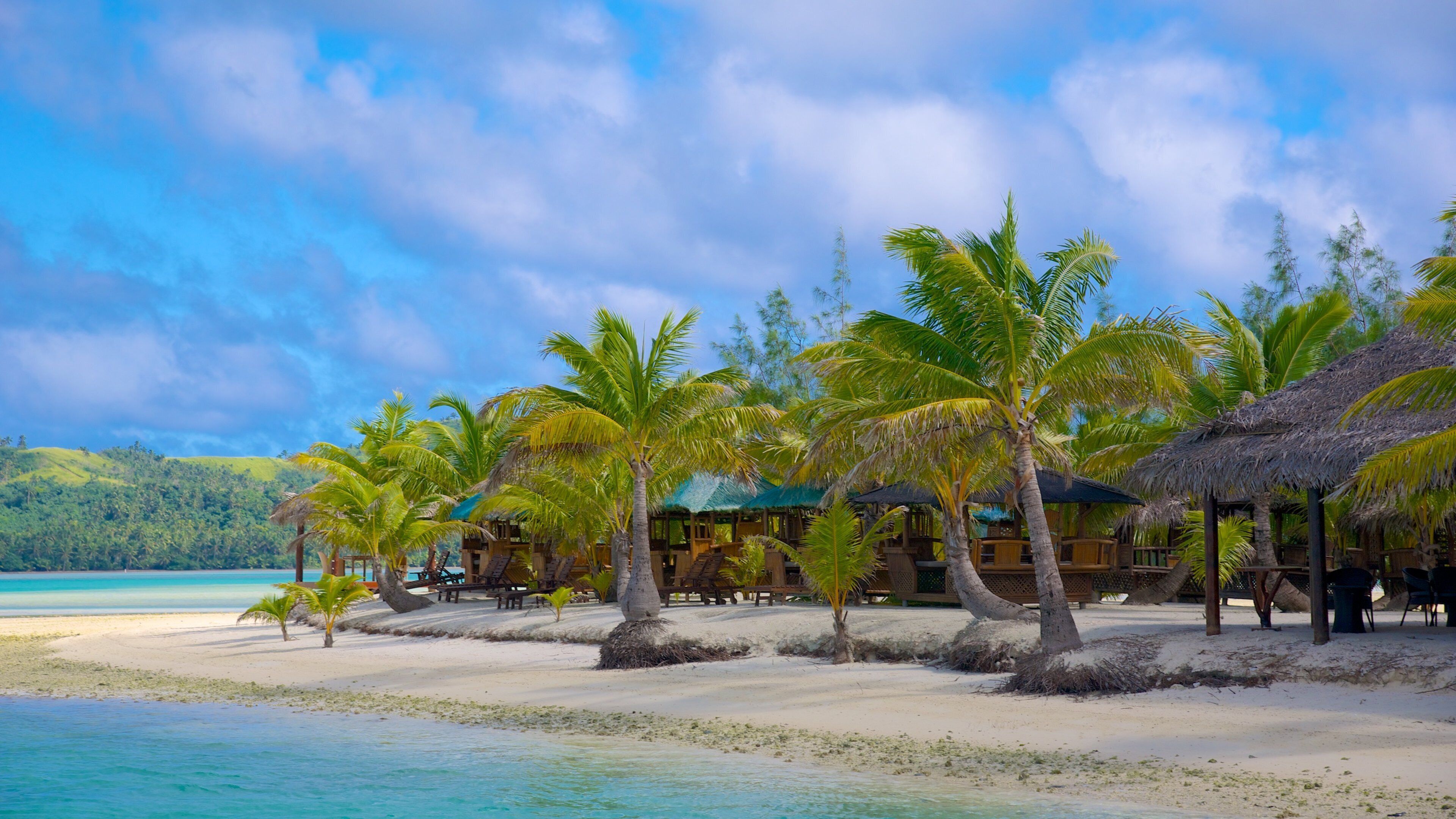 Akitua Island showing a sandy beach and tropical scenes
