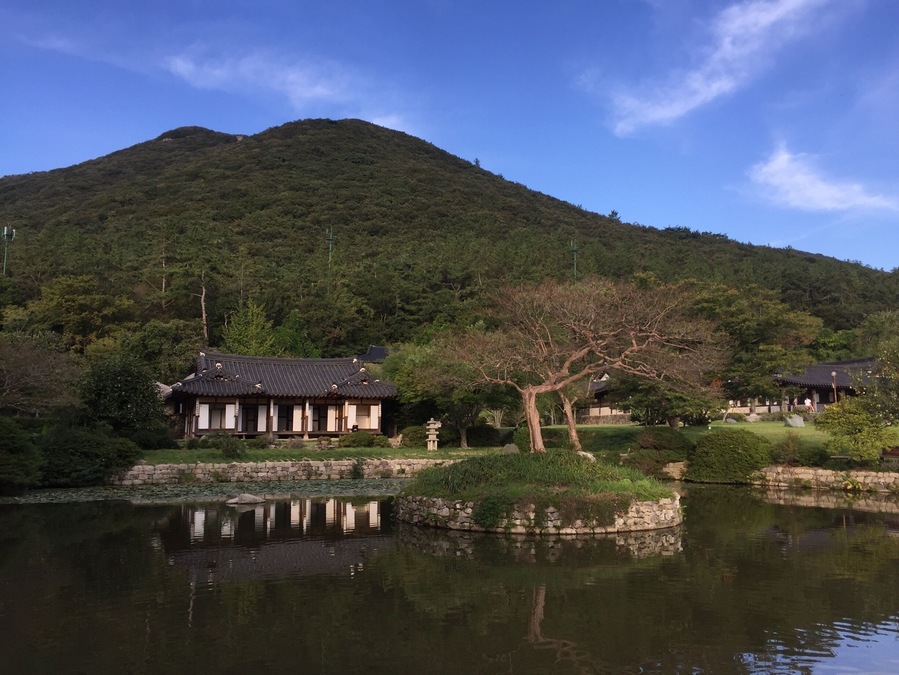 I recommend for you
to feel a korea traditional architecture
and pictures.
so beautiful island “Jindo”.