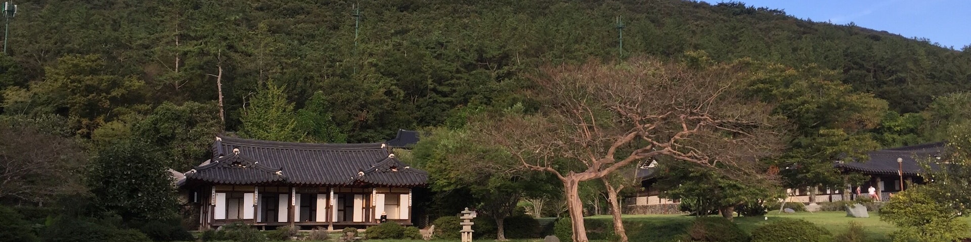 I recommend for you
to feel a korea traditional architecture 
and pictures.
so beautiful island “Jindo”.