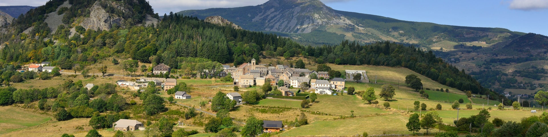 Panoramique Borée (07310) au pied de sa roche, département de l'Ardèche en région Auvergne-Rhône-Alpes, France