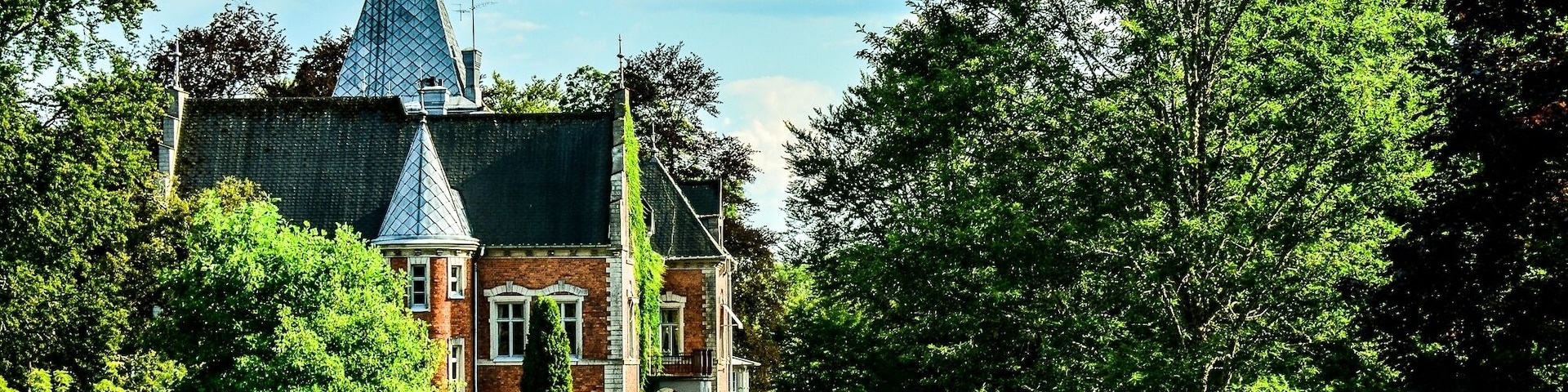 An English Renaissance castle surrounded by the most beautiful English Park where you can play golf, go for a walk, have a nice romantic picnic or just relax by the manmade pond with a fountain.