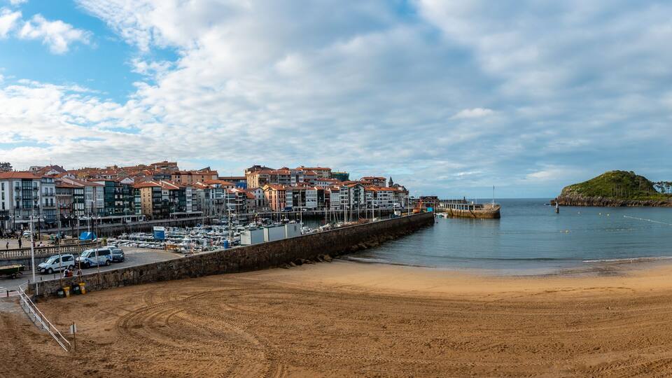 Panoramic of the Island of San Nicolas at low tide from Isuntza beach in Lekeitioi, landscapes of Bizkaia. Basque Country