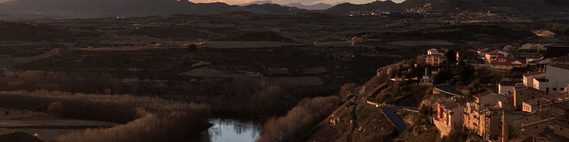 In between La Rioja & País Vasco we can find this privileged place. 
 #larioja #spain #lifeatexpedia #spain #golden