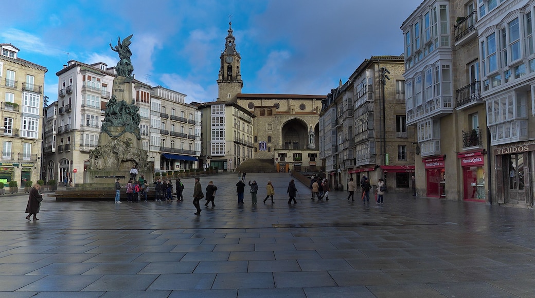 La principal plaza de Vitoria y el monumento a la Batalla de Vitoria.