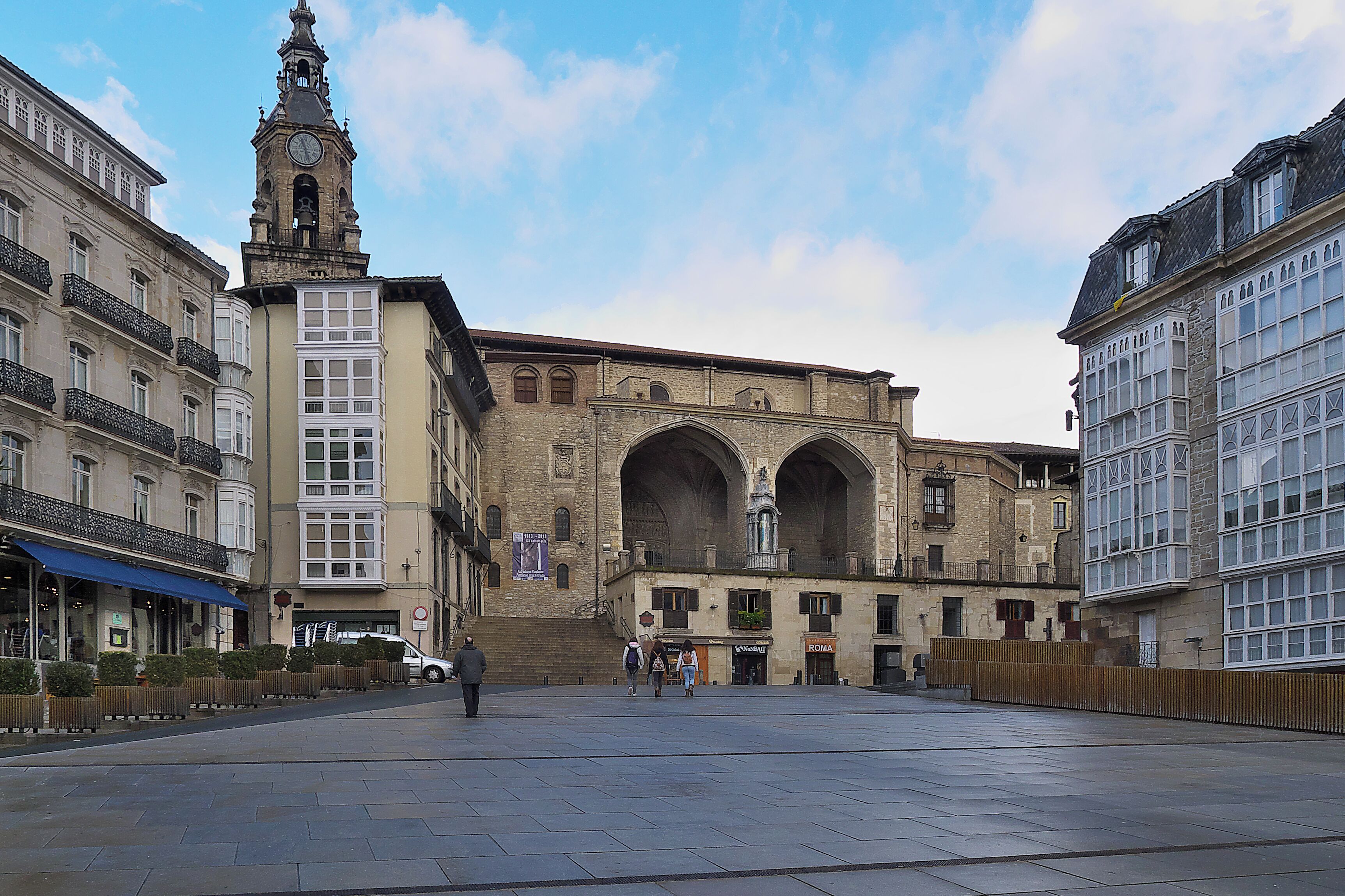 La plaza y la fachada meridional de la Iglesia de San Miguel Arcángel