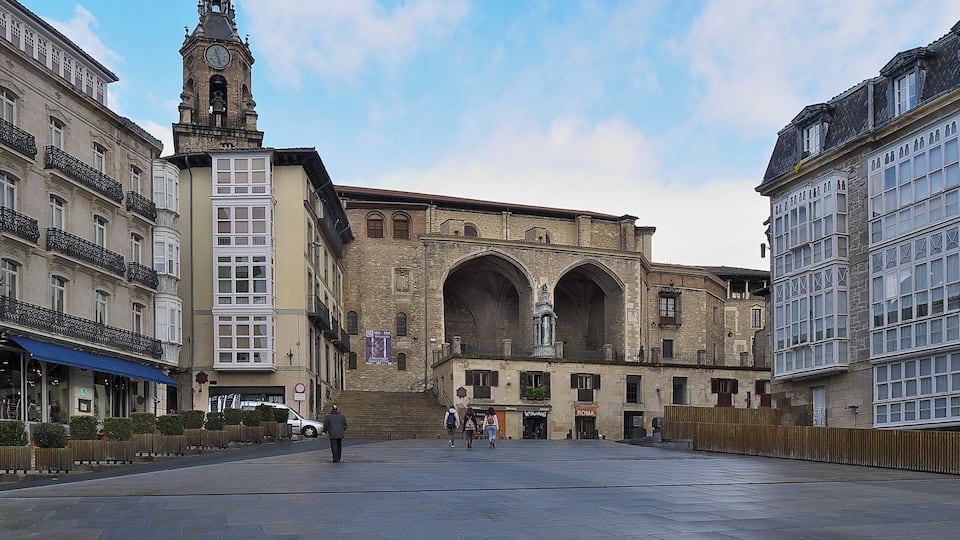 La plaza y la fachada meridional de la Iglesia de San Miguel Arcángel
