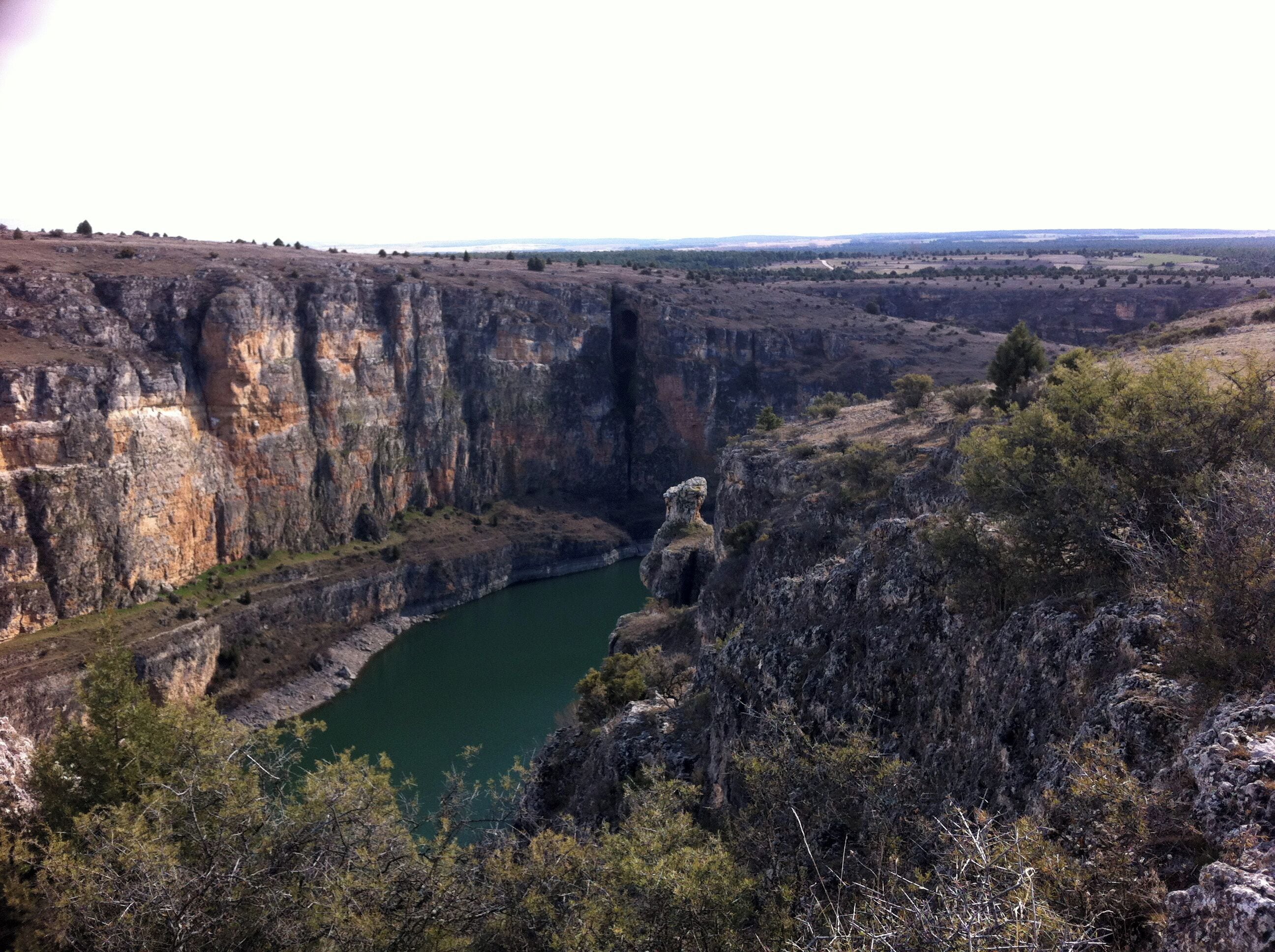 Un cañón con riscos escarpados y un río.