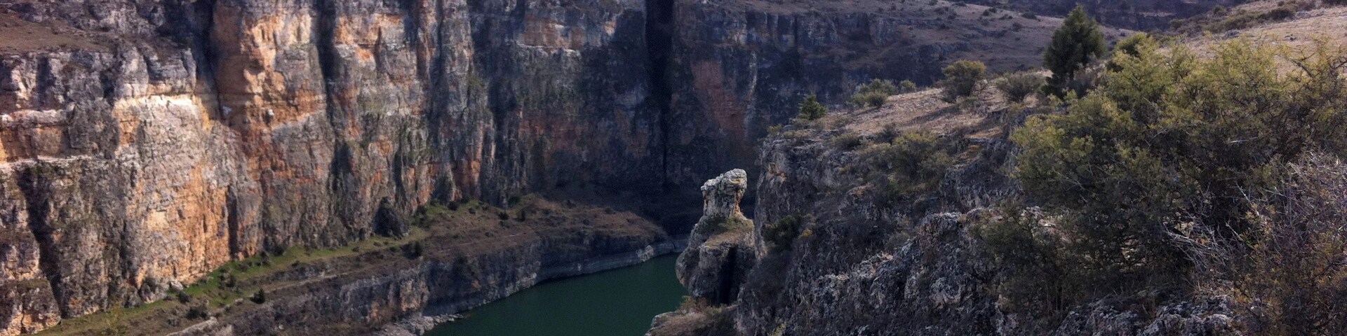 Un cañón con riscos escarpados y un río.