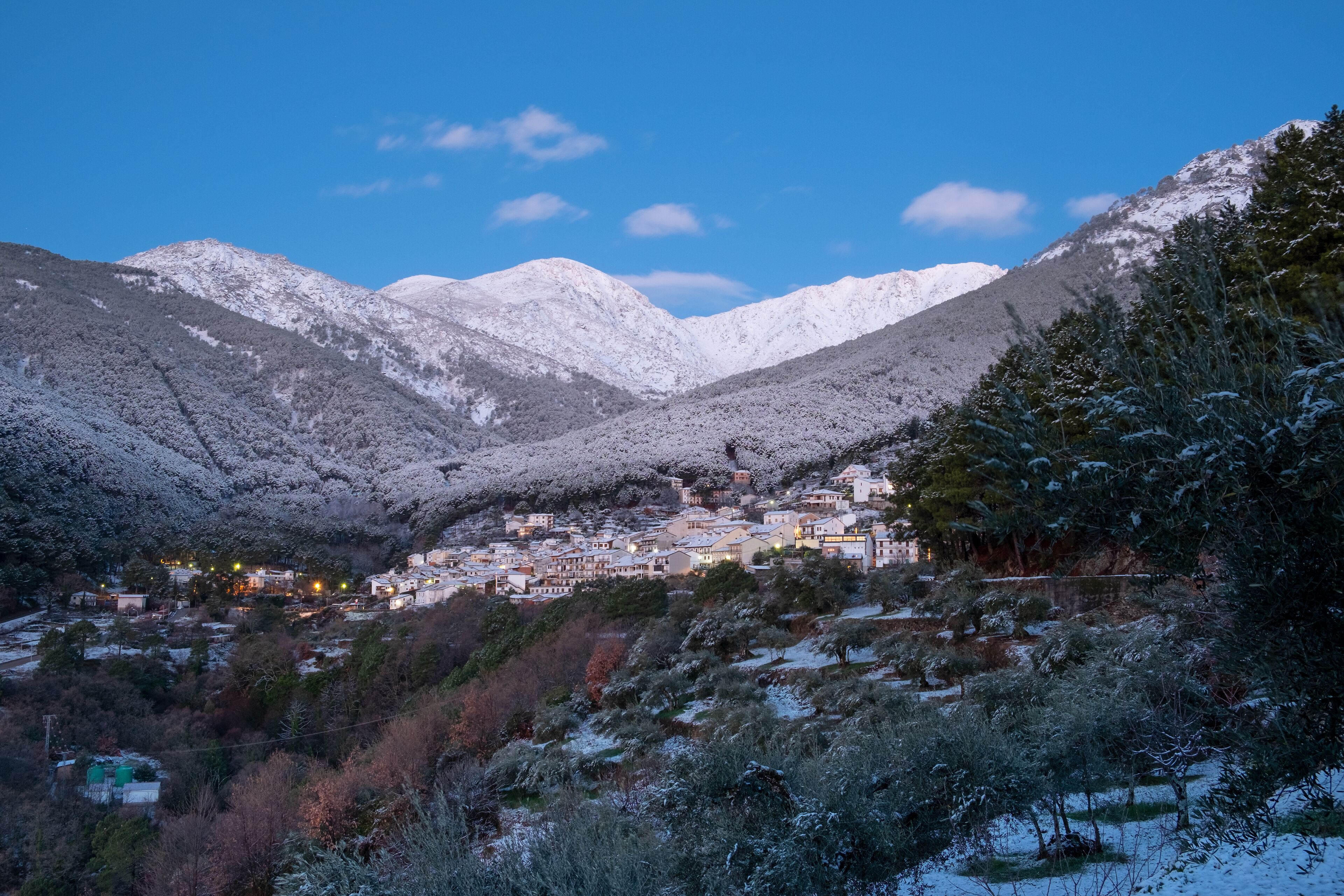 Estampa invernal de la localidad abulense de Guisando, en la vertiente sur del Parque Regional de la Sierra de Gredos.