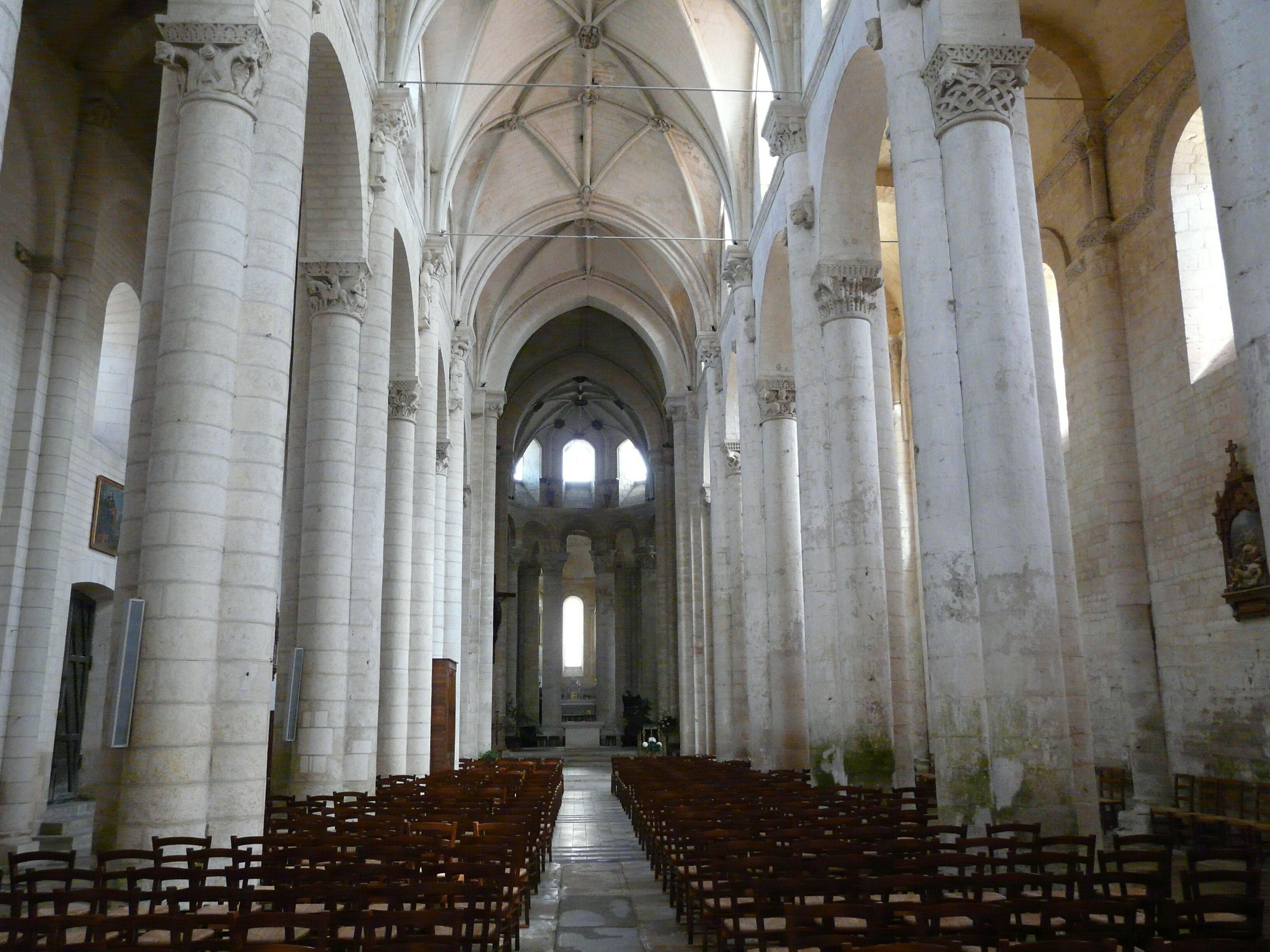 La nef de l'église abbatiale Saint-Pierre d'Airvault, Deux-Sèvres, France