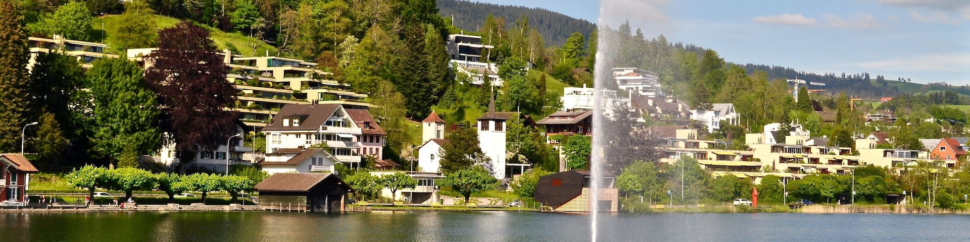 Dorf Unterägeri am Ägerisee mit Springbrunnen, Kanton Zug, Schweizer See