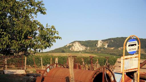 Mikulovská Highlands, Mountain of Limestone and National Nature Reserve, New Castle ruins (Hrad Neuhaus) New Castle was built by the Moravian Margrave Jan Heinrich sometime in the years 1368-1375.
http://placeandsee.com/mikulov-highlands