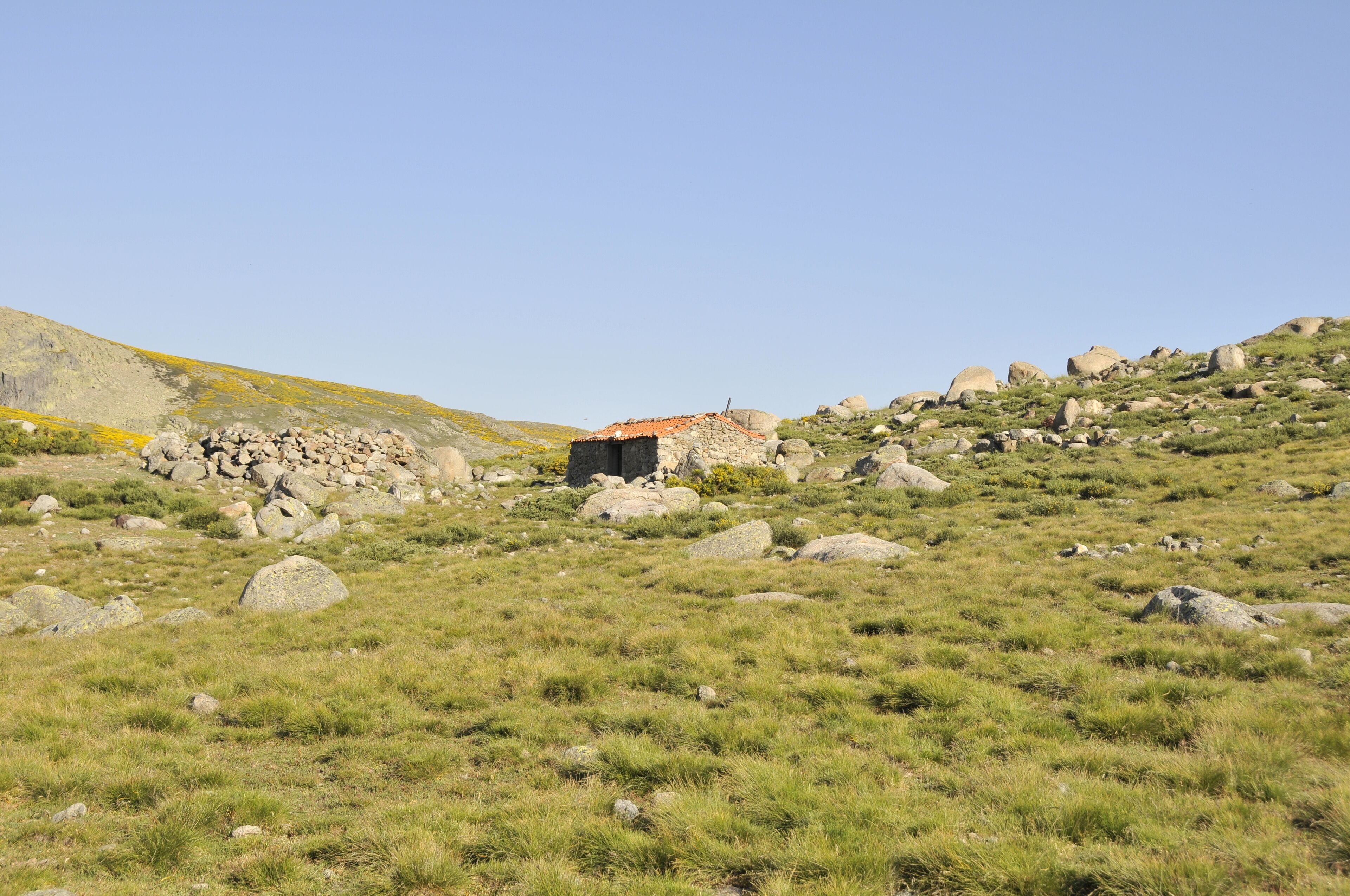 REFUGIO EN LA SENDA HACIA LA CUERDA DE CAMPANARIOS