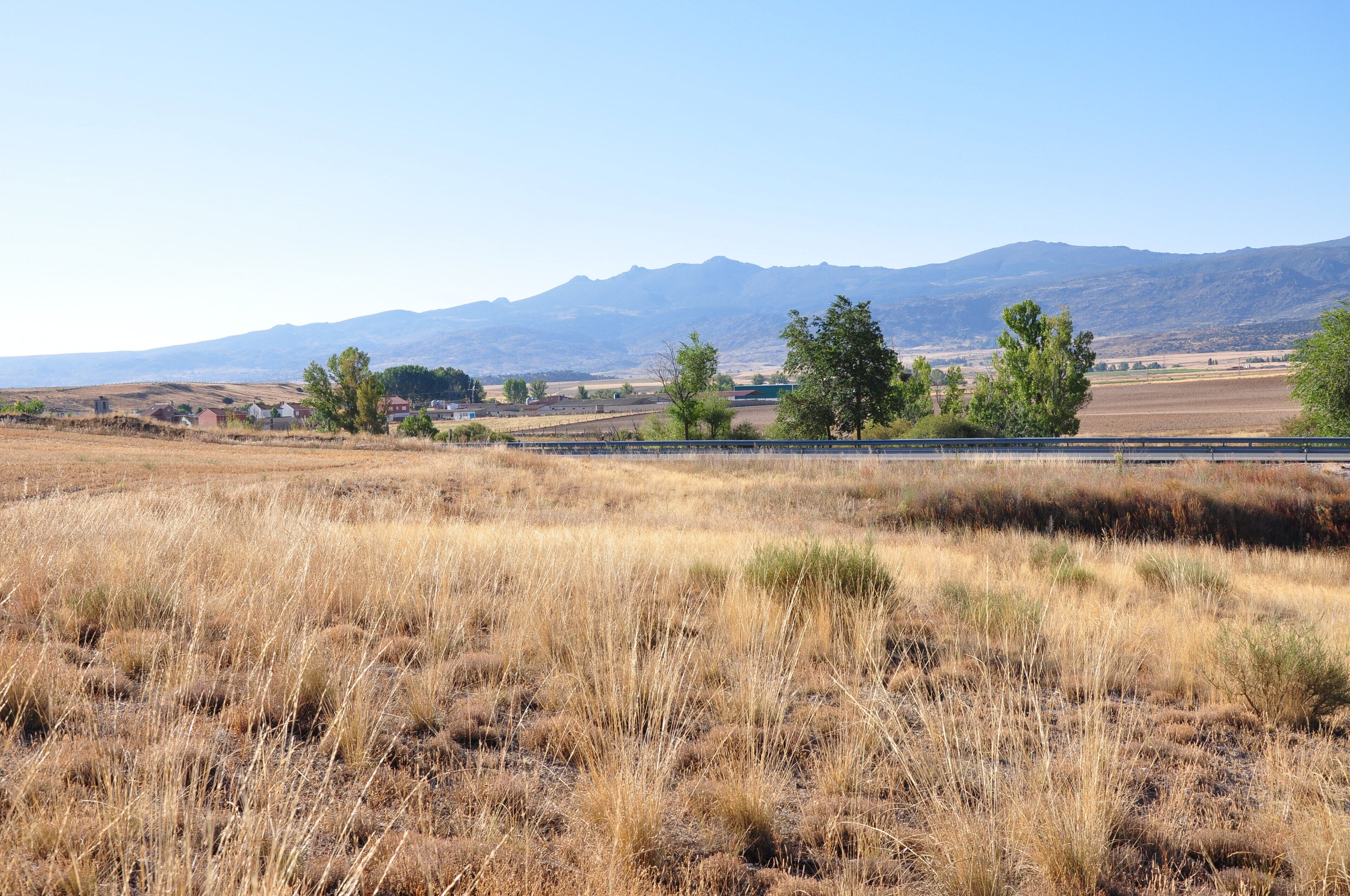 Vertiente norte de la Sierra de la Paramera desde el Valle de Amblés (Ávila), España.