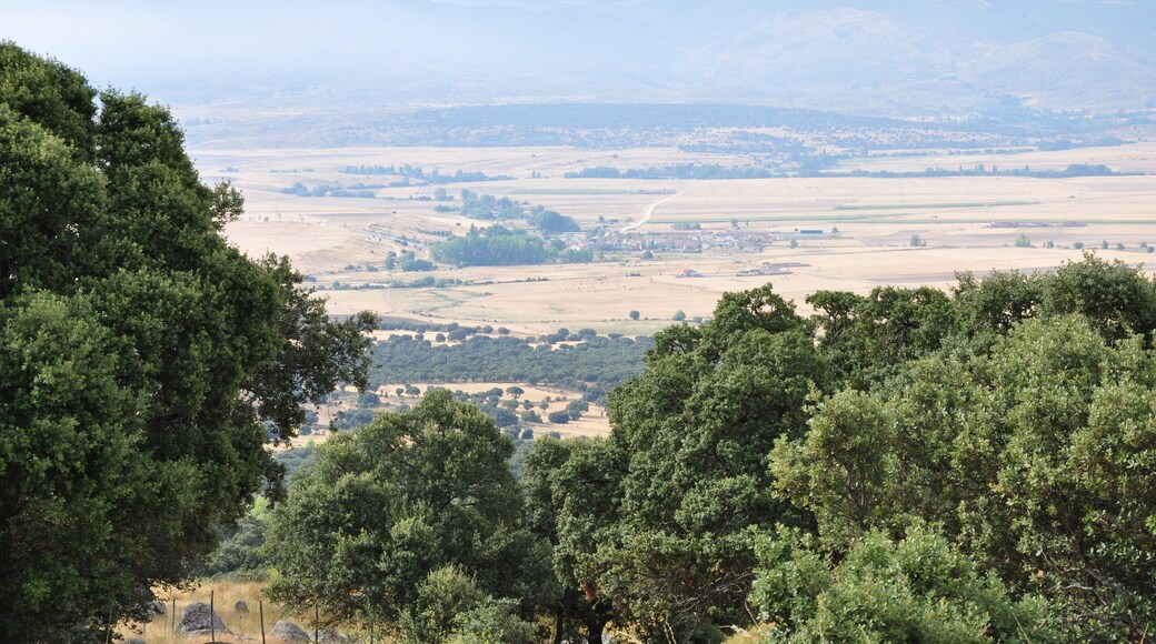 Vista de La Torre, el Valle de Amblés y la Sierra de la Paramera desde Oco, (Ávila) España. Se puede ver el humo del incendio que se inicio en Navalacruz.