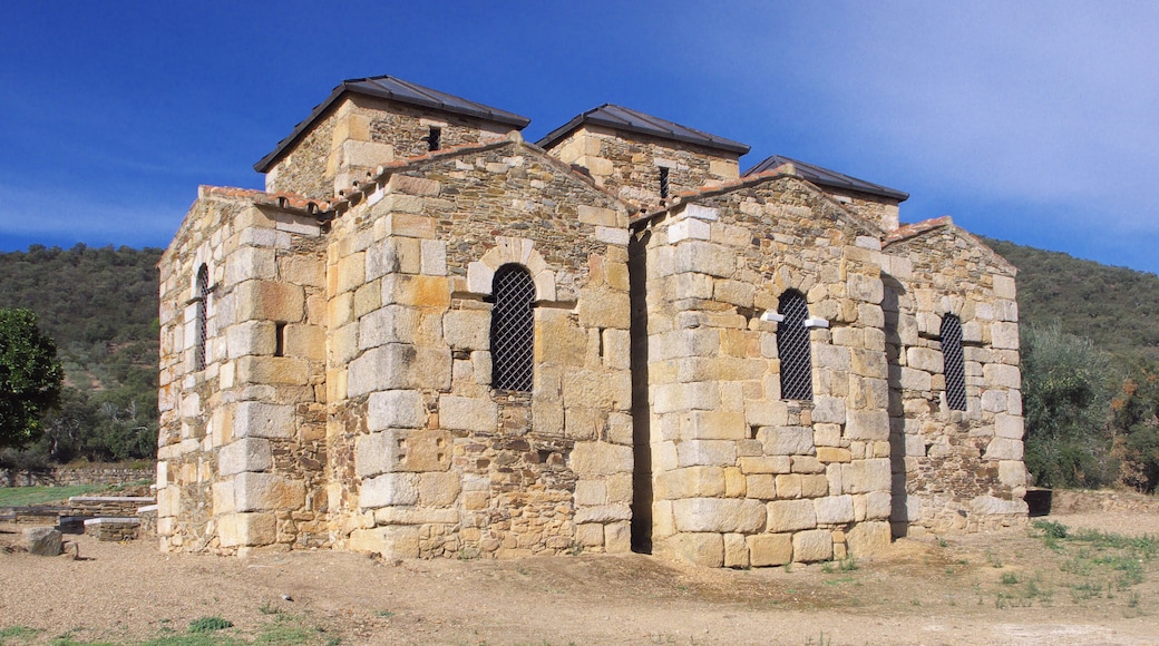 Iglesia del Monasterio del Trampal. Visigodo. Alcuéscar. El monasterio gozaba de la abundante agua de la fuente del Trampal.