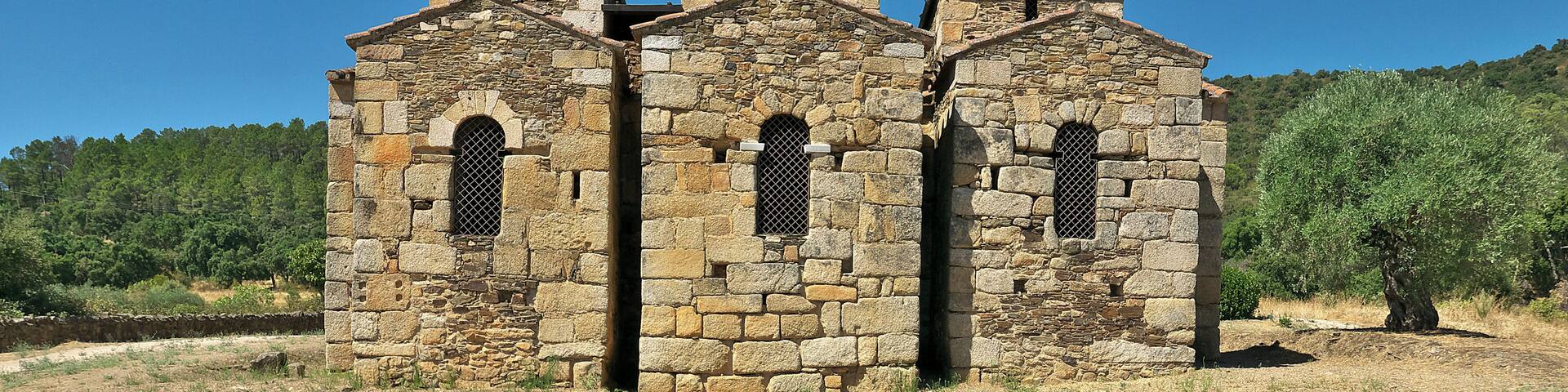 Cabecera tripartita de la iglesia con sus ábsides independientes. File:Iglesia de San Juan, Baños de Cerrato. Cabecera.jpg