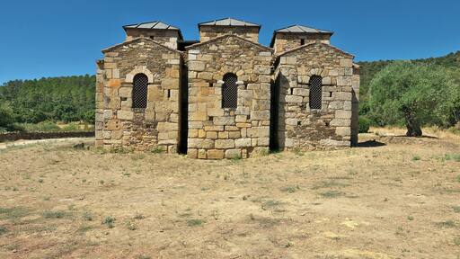 Cabecera tripartita de la iglesia con sus ábsides independientes. File:Iglesia de San Juan, Baños de Cerrato. Cabecera.jpg