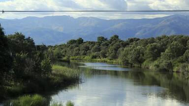 Von der Brücke der Straße CG-9 zwischen Navalmoral de la Mata und Tiétar Richtung Nordwesten, im Hintergrund liegt die Sierra de Gredos. Der Arroyo de Santa María ist ein linker Nebenfluss des Río Tiétar, er entspringt südöstlich von Navalmoral de La Mata, mündet nördlich von Talayuela in den Río Tiétar und hat an dieser Stelle für einen »Arroyo« (Bach) ein ungewöhnliches Volumen, allerdings ist er etwa tausend Meter weiter aufgestaut.