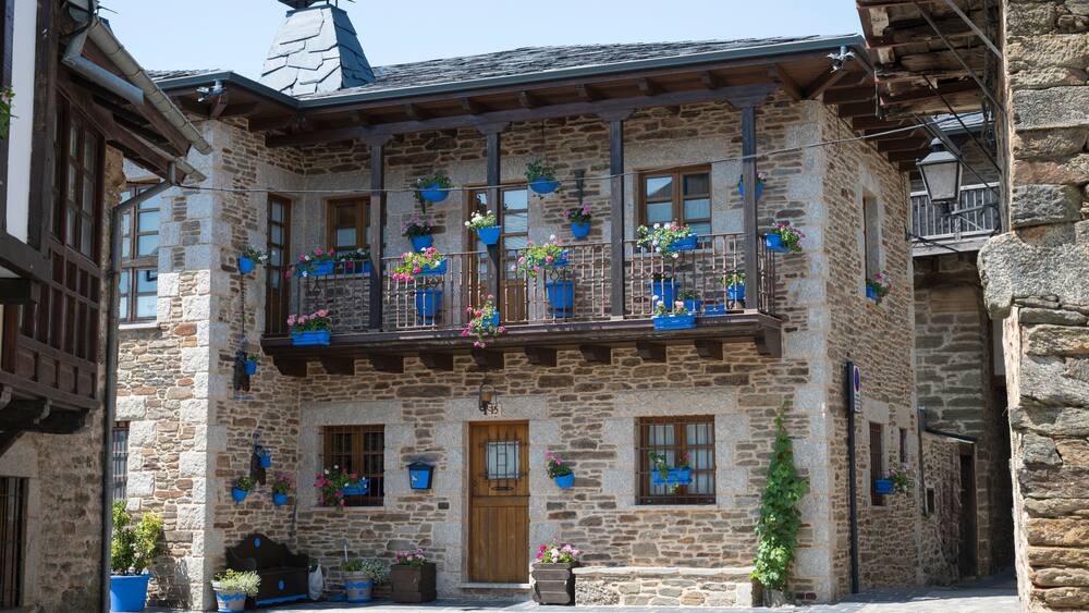 Casa con macetas azules en la localidad de Puebla de Sanabria