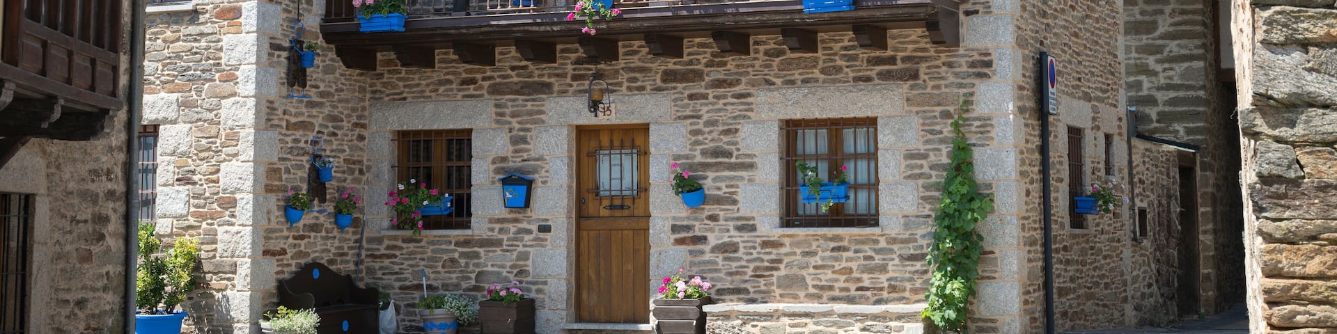 Casa con macetas azules en la localidad de Puebla de Sanabria