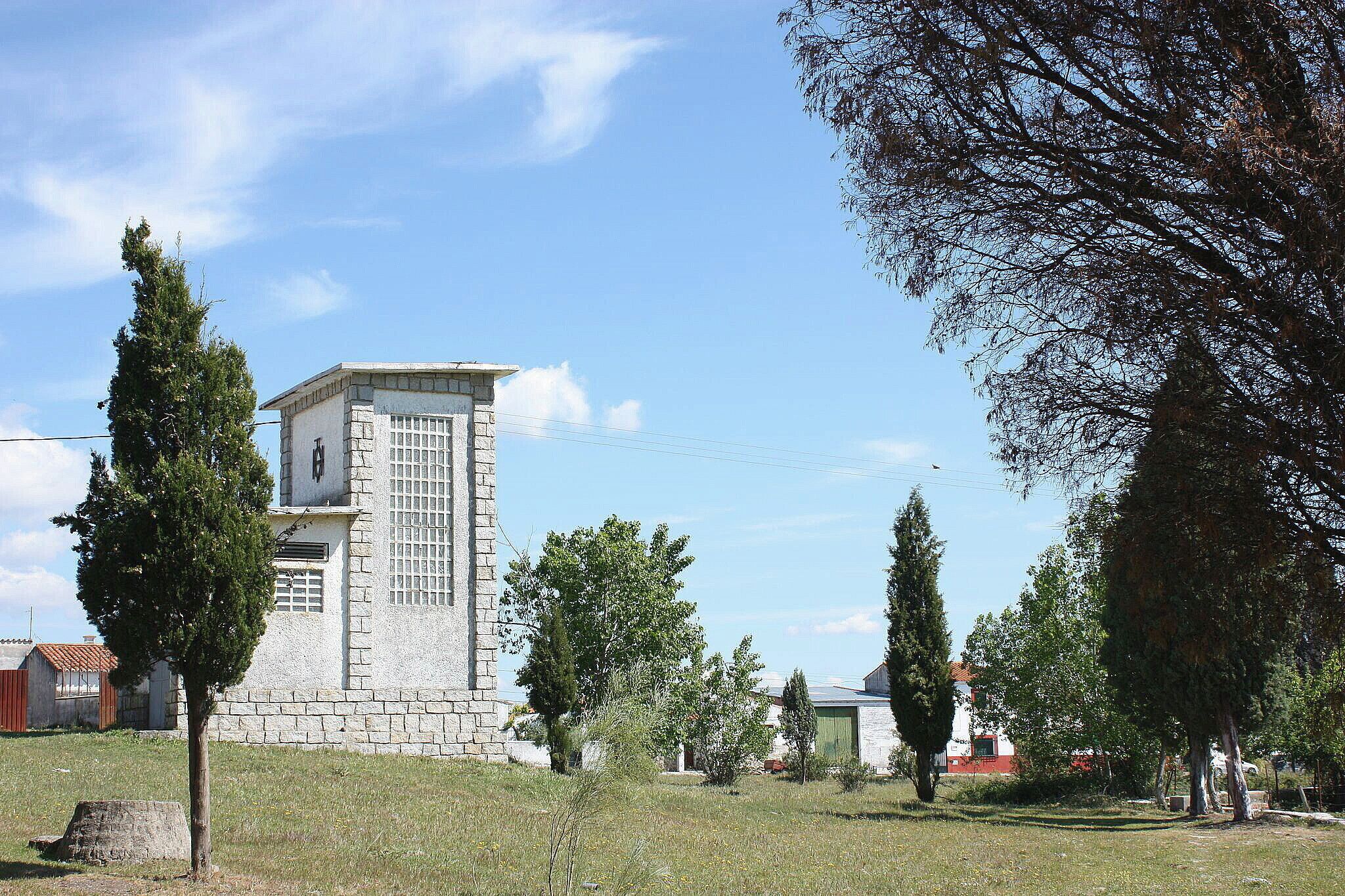 Valderrosas es un poblado de colonización situado en el municipio de Carcaboso, en la provincia de Cáceres, España. Fue fundado entre los años 1960 y 1970 y tiene unos 50 habitantes. Está considerado como un barrio de Carcaboso, aunque tiene código postal propio. El pueblo está formado por una plaza y algunas calles. Tiene una escuela en desuso e iglesia propia.( es.wikipedia.org/wiki/Valderrosas) maps.google.es/maps/ms?msa=0&msid=1091110791847002440...
