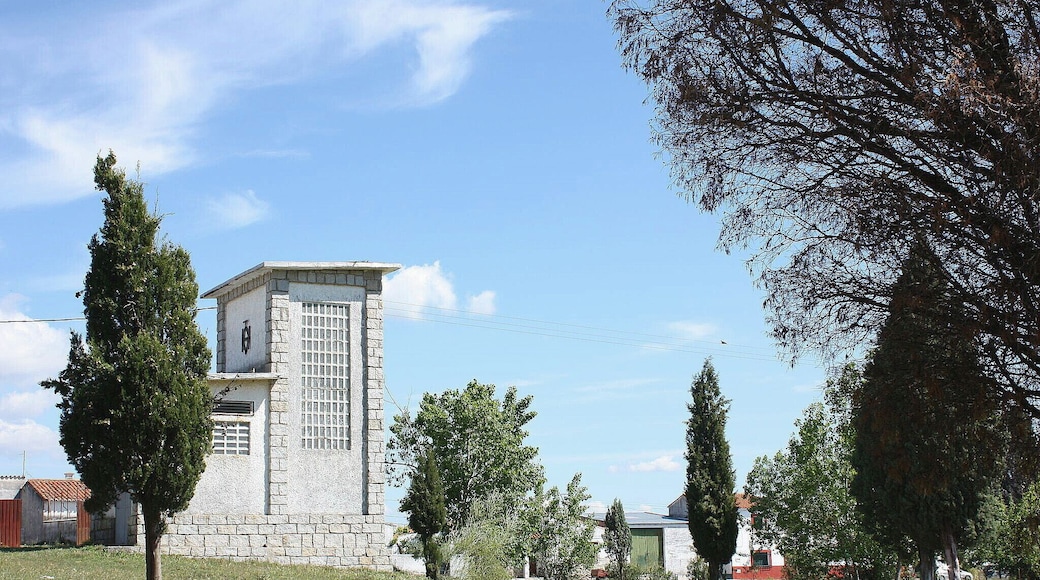 Valderrosas es un poblado de colonización situado en el municipio de Carcaboso, en la provincia de Cáceres, España. Fue fundado entre los años 1960 y 1970 y tiene unos 50 habitantes. Está considerado como un barrio de Carcaboso, aunque tiene código postal propio. El pueblo está formado por una plaza y algunas calles. Tiene una escuela en desuso e iglesia propia.( es.wikipedia.org/wiki/Valderrosas) maps.google.es/maps/ms?msa=0&msid=1091110791847002440...