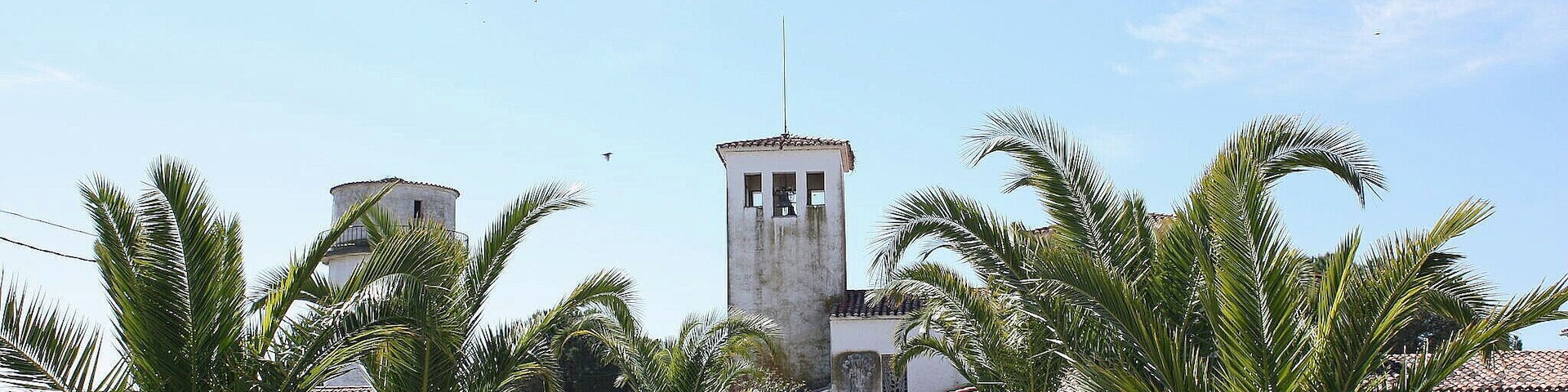 Valderrosas es un poblado de colonización situado en el municipio de Carcaboso, en la provincia de Cáceres, España. Fue fundado entre los años 1960 y 1970 y tiene unos 50 habitantes. Está considerado como un barrio de Carcaboso, aunque tiene código postal propio. El pueblo está formado por una plaza y algunas calles. Tiene una escuela en desuso e iglesia propia.( es.wikipedia.org/wiki/Valderrosas) maps.google.es/maps/ms?msa=0&msid=1091110791847002440...