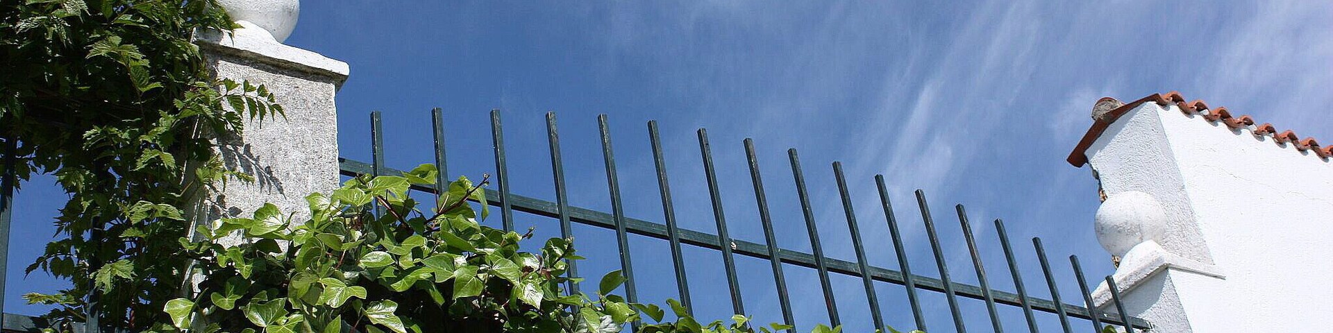 Valderrosas es un poblado de colonización situado en el municipio de Carcaboso, en la provincia de Cáceres, España. Fue fundado entre los años 1960 y 1970 y tiene unos 50 habitantes. Está considerado como un barrio de Carcaboso, aunque tiene código postal propio. El pueblo está formado por una plaza y algunas calles. Tiene una escuela en desuso e iglesia propia.( es.wikipedia.org/wiki/Valderrosas) maps.google.es/maps/ms?msa=0&msid=1091110791847002440...