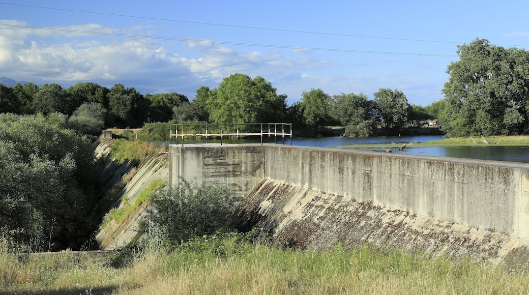 Auf der Ostseite der Straße CG-9 zwischen Navalmoral de la Mata und Tiétar Richtung Norden, der hier aufgestaute Arroyo de Fresnedoso und der kurz vor der Staumauer in ihn einmündende Arroyo de la Corcha de Pedraza y del Venero sind rechte Zuflüsse des Arroyo de Santa María. Beide fließen in Ost-West-Richtung. Der Stau dient der Wasserversorgung der Landwirtschaft.