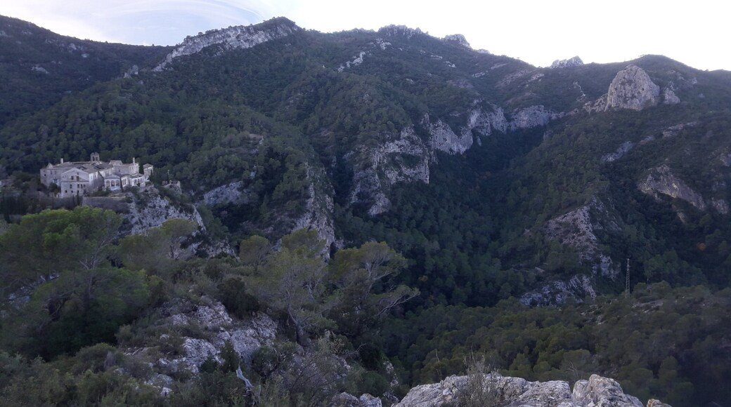 La serra de Cardó un dia fred de final de tardor.