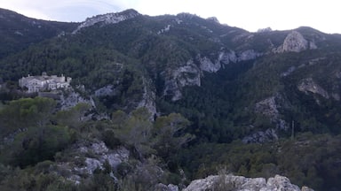 La serra de Cardó un dia fred de final de tardor.