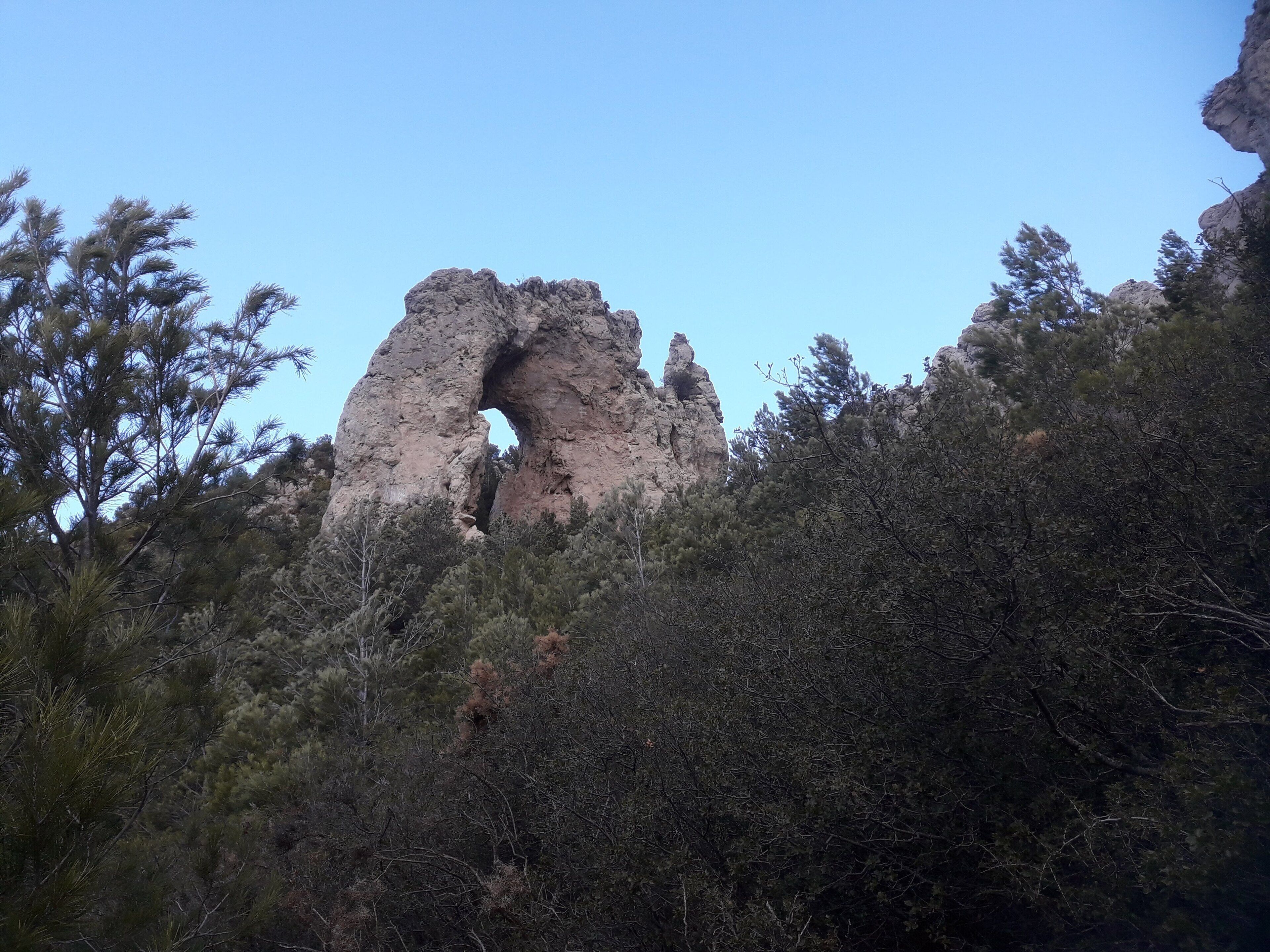 La serra de Cardó un dia fred de final de tardor.
