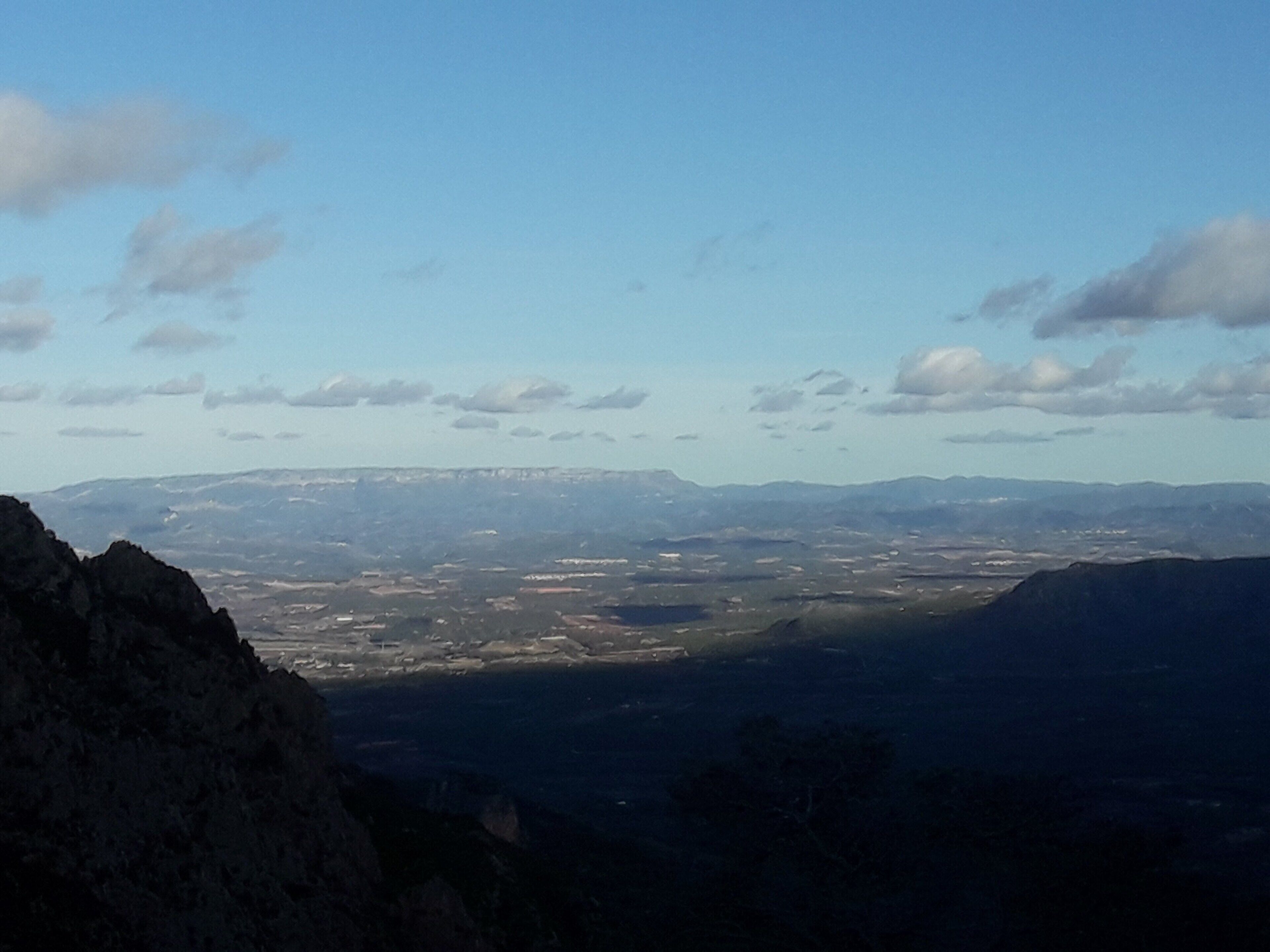 La serra de Cardó un dia fred de final de tardor.