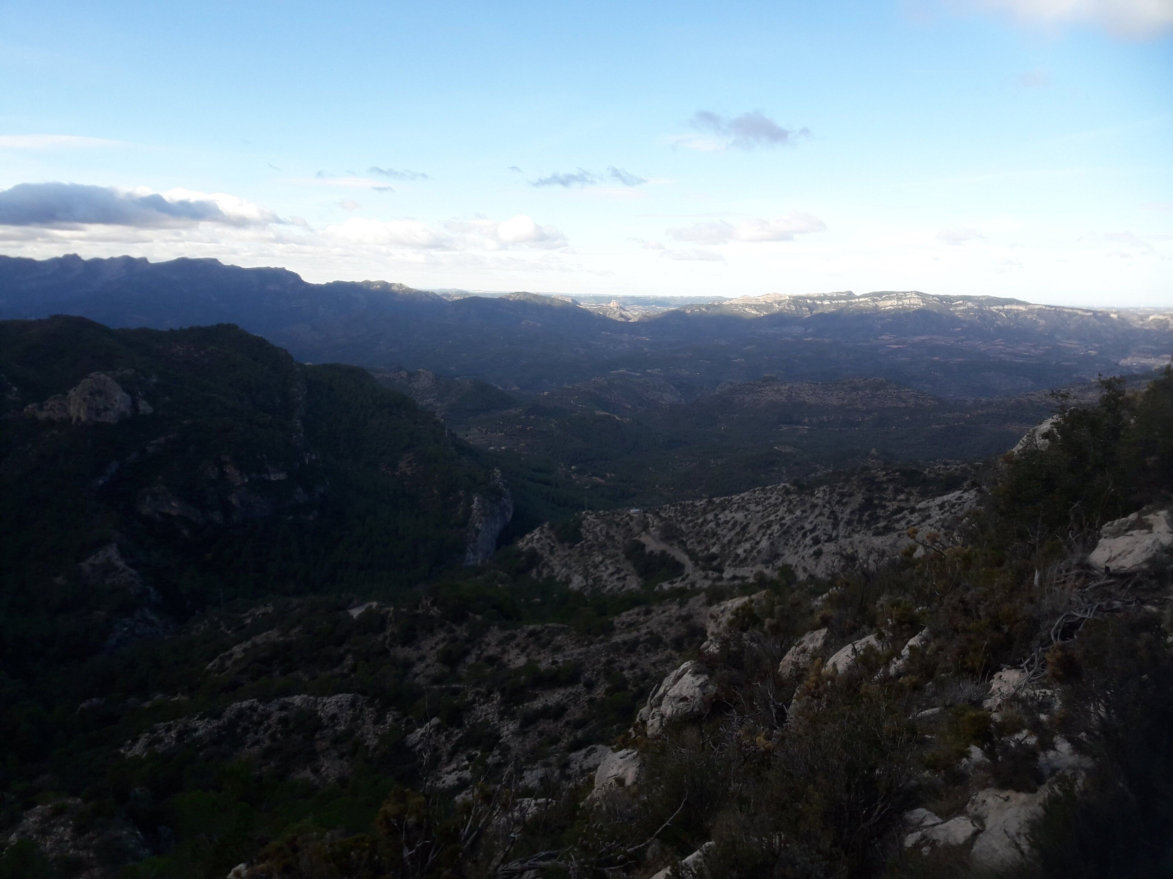 La serra de Cardó un dia fred de final de tardor.