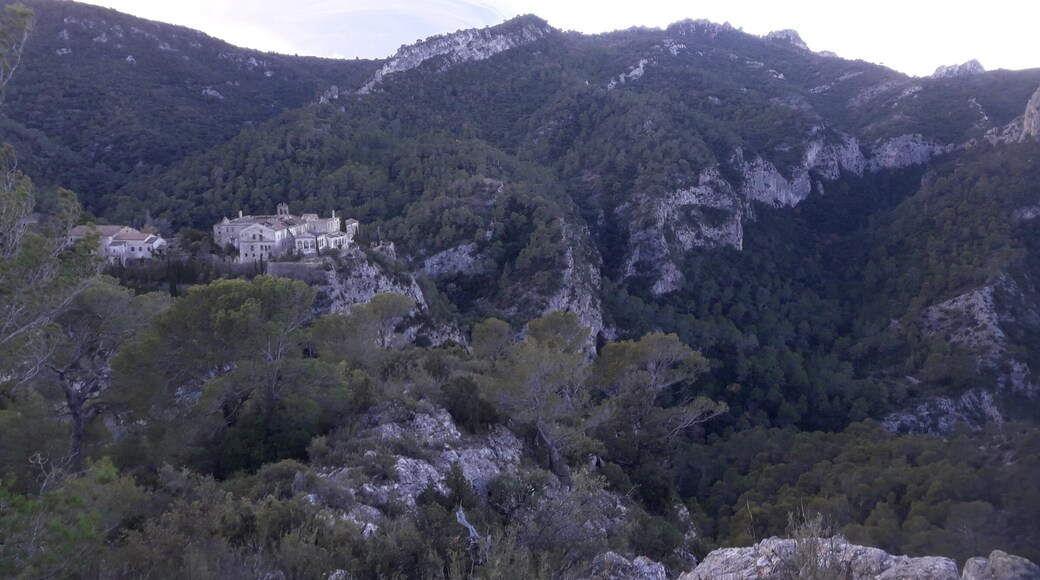 La serra de Cardó un dia fred de final de tardor.
