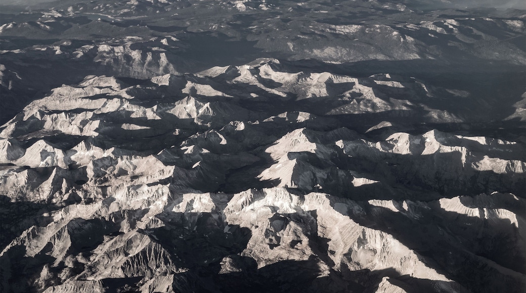 #windowseat This is a little further on, after departing Las Vegas for San Francisco. The Sierra Mountains are amazing, and appear razor sharp below. Smoke from forest fires is hanging to the horizon. Having that "A" seat gives you a view of the mountains as you fly north. Just a little further, we flew directly over Yosemite National Park, which is amazing no matter what your vantage point might be.
#lifeatexpediagroup