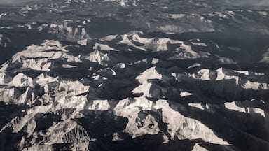 #windowseat This is a little further on, after departing Las Vegas for San Francisco. The Sierra Mountains are amazing, and appear razor sharp below. Smoke from forest fires is hanging to the horizon. Having that "A" seat gives you a view of the mountains as you fly north. Just a little further, we flew directly over Yosemite National Park, which is amazing no matter what your vantage point might be.
#lifeatexpediagroup