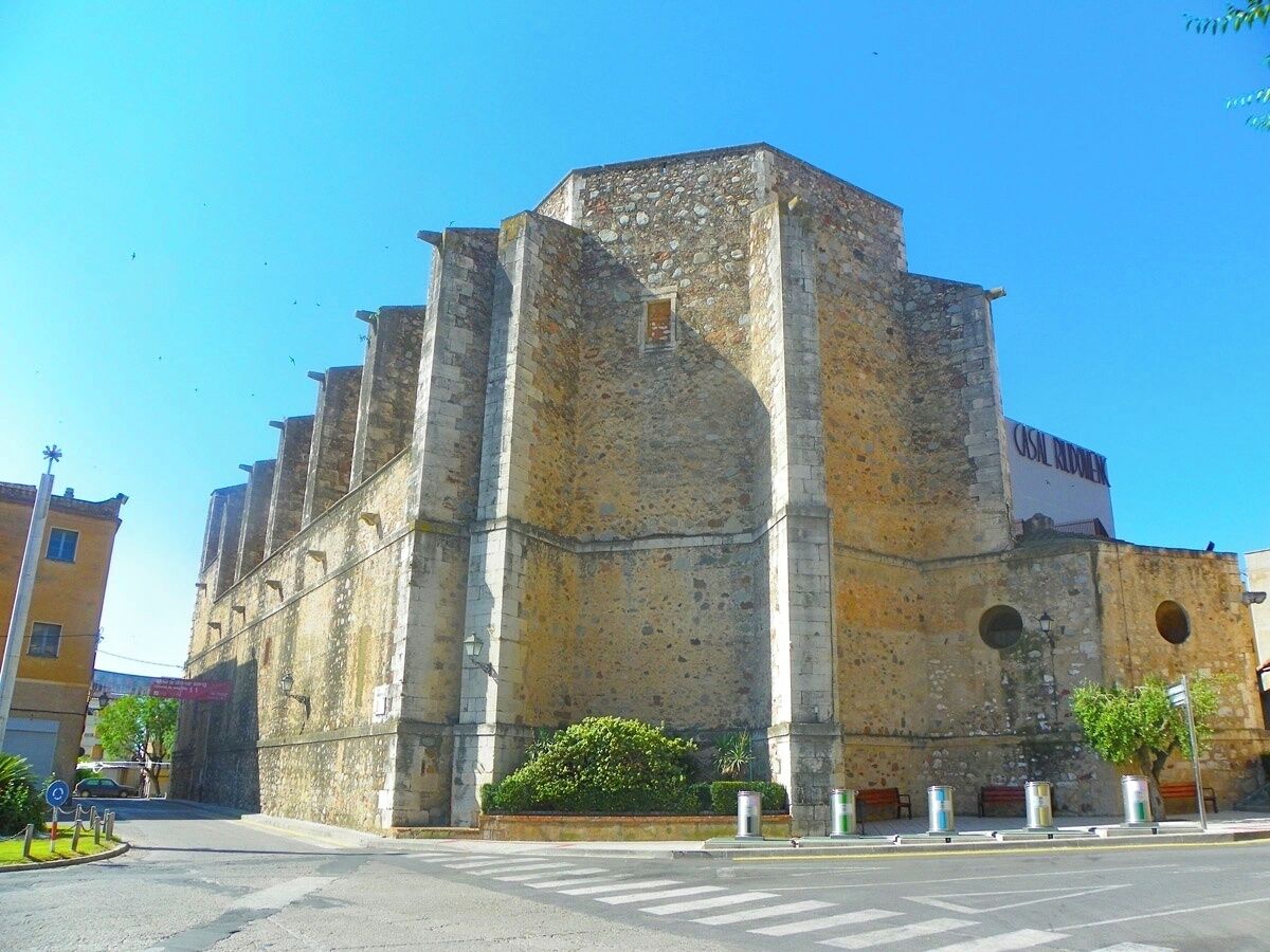 Plaça del Comte Arnau i església de Sant Jaume de Riudoms