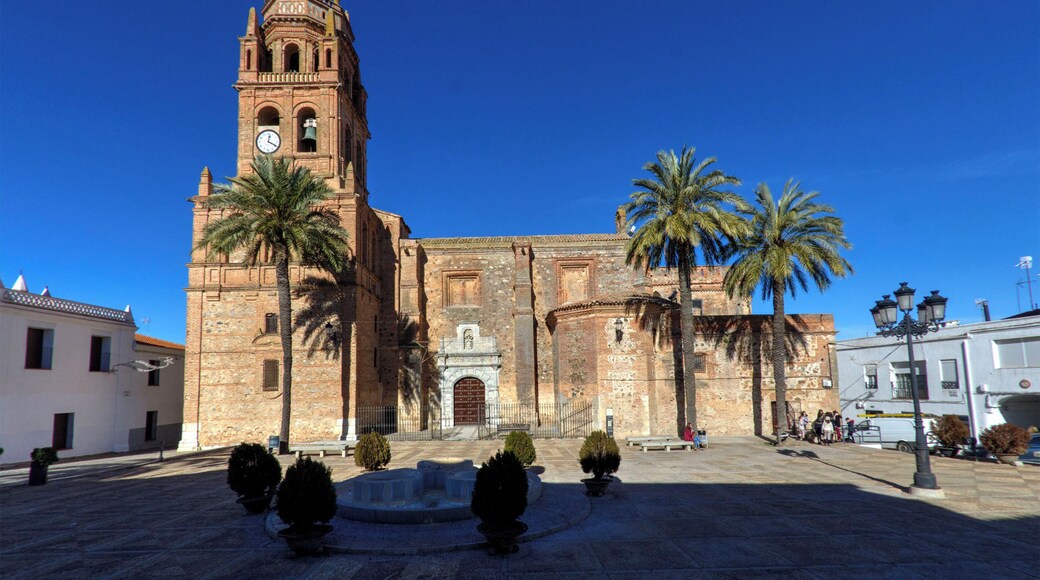 En la Plaza de España de Bienvenida (Badajoz) estĂĄ la iglesia de Nuestra Señora de los Ăngeles y el Ayuntamiento.
