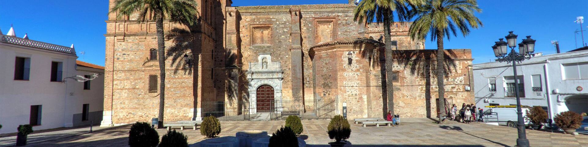 En la Plaza de España de Bienvenida (Badajoz) está la iglesia de Nuestra Señora de los Ángeles y el Ayuntamiento.