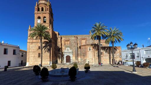 En la Plaza de España de Bienvenida (Badajoz) está la iglesia de Nuestra Señora de los Ángeles y el Ayuntamiento.